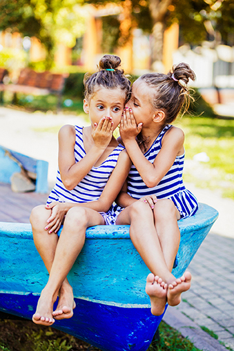 Zwei Mädchen genießen die warmen Sommertage.