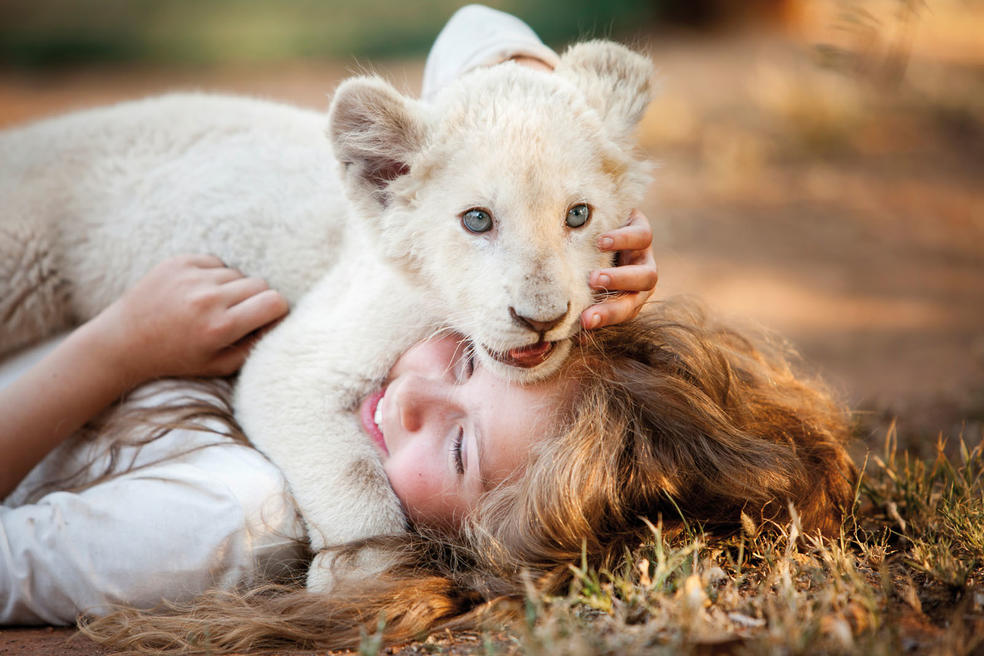 Mia und Löwenbaby Charlie