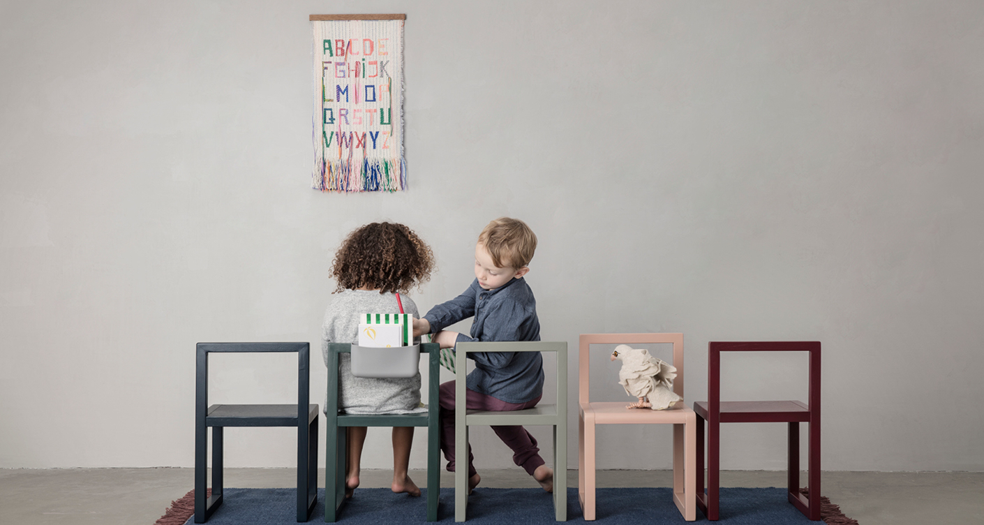 Wanddekoration, Kinderzimmer, ferm Living, Kinder sitzen auf Stühlen, Malen, Spielen