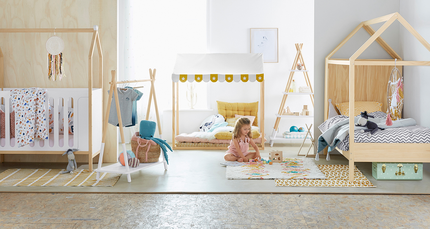 Vertbaudet Kinderzimmer Mädchen spielt im Kinderzimmer Hausbett Einrichtung Interior Dekoration Spielsachen