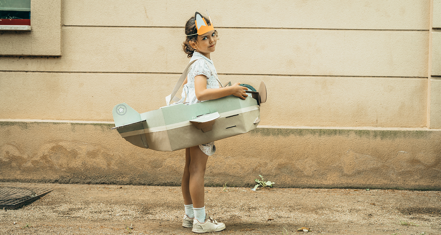 Kind mit Flugzeug Kostüm