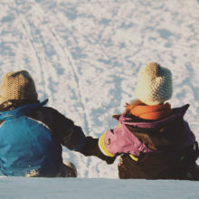 Rodelnde Kinder Winterurlaub mit Familie