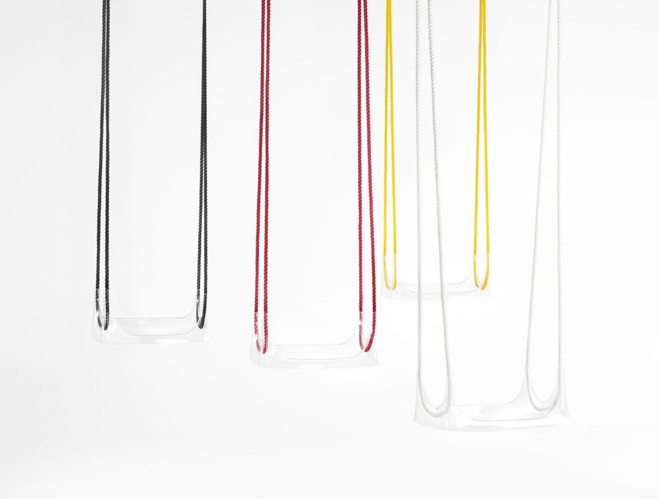 Fliegst du oder schaukelst du: die transparente Schaukel von Philippe Starck spielt mit der Wahrnehmung