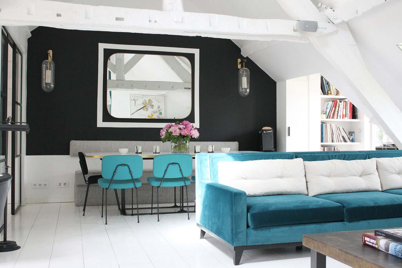 Klares Design trifft auf starke Farben: Das Wohnzimmer von Sarah Lavoine (Foto: Yaël Abrot)