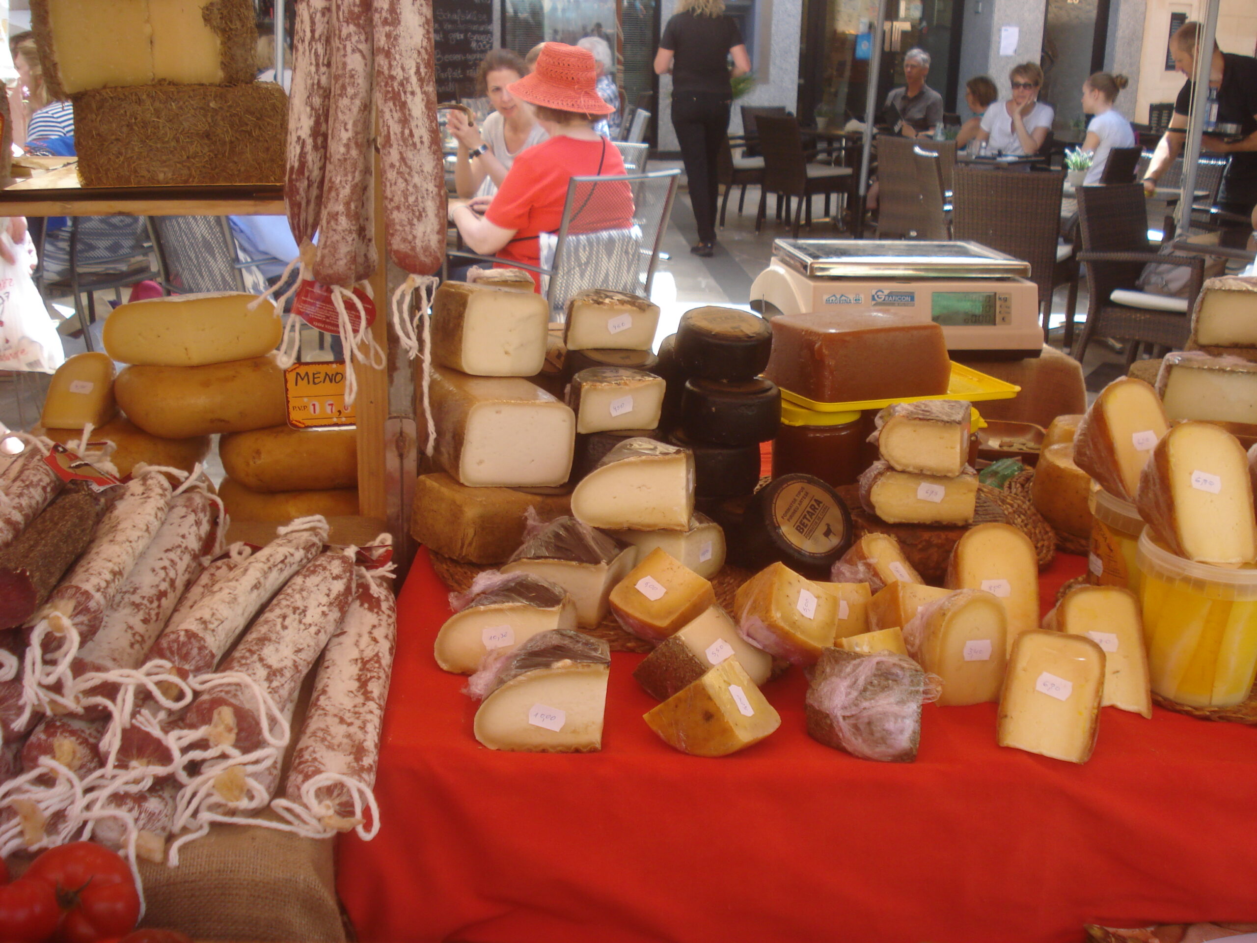 Mallorquinische Wurst- und Käsespezialitäten auf dem Markt 