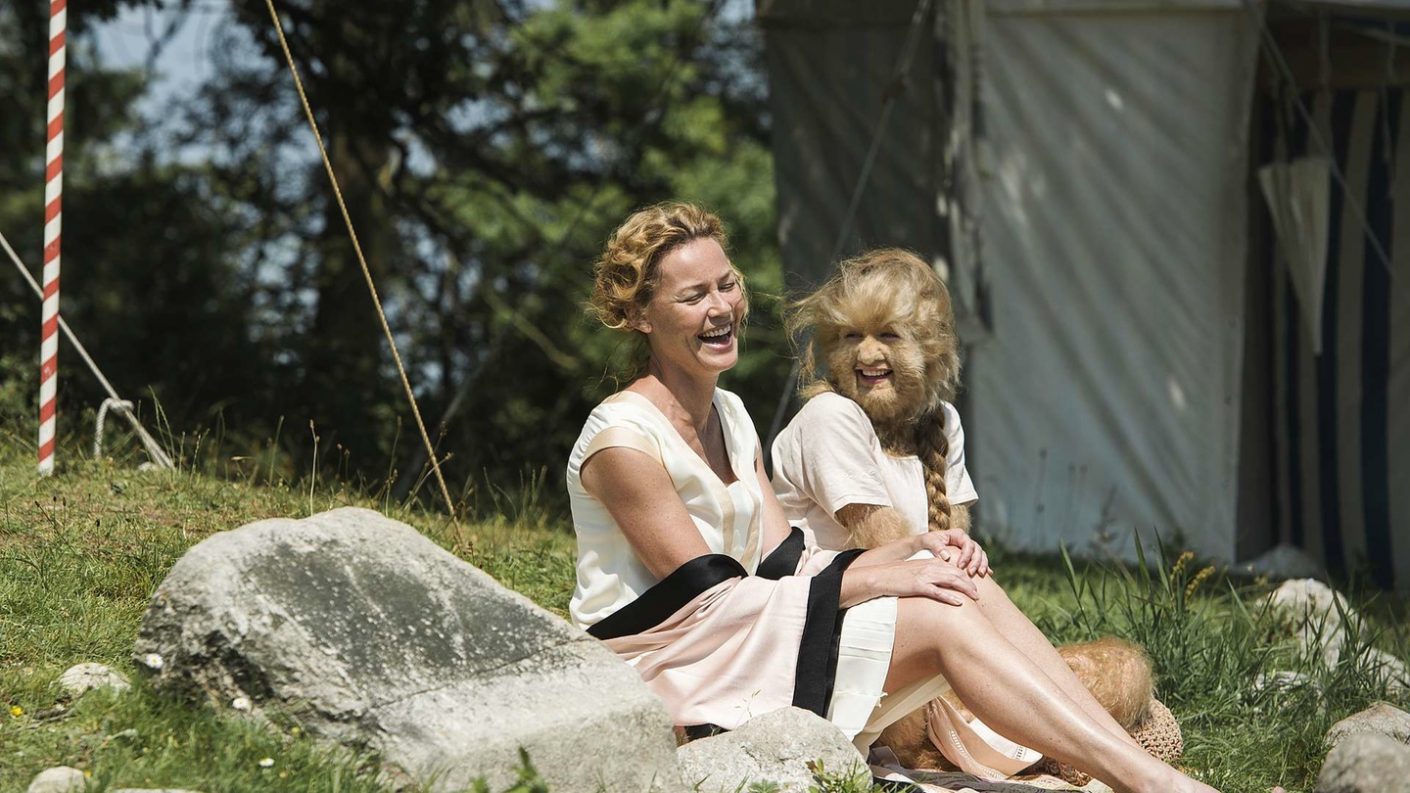 Verstehen sich gut: Eva (Mathilde Thomine Storm) und ihr Kindermädchen (Connie Nielsen) Foto: Christine Schröder