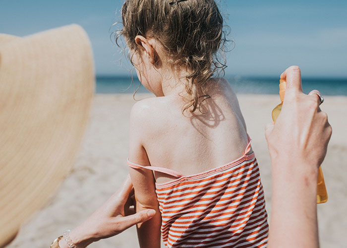 Wie Sie Ihre Kinder richtig vor der Sonne schützen - Hautarztpraxis Dr.  Kirschner